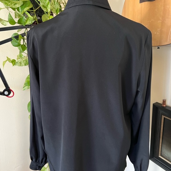 Elegant Black Button-Up Blouse - Picture 3 of 6